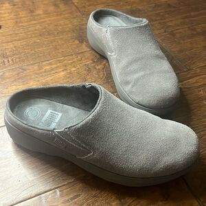FitFlop Loaff Gray Suede Clog, size 8